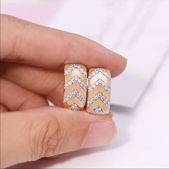 New Hot Mix 18K Gold Plated Arrow Hoop Earrings - Picture 6 of 6